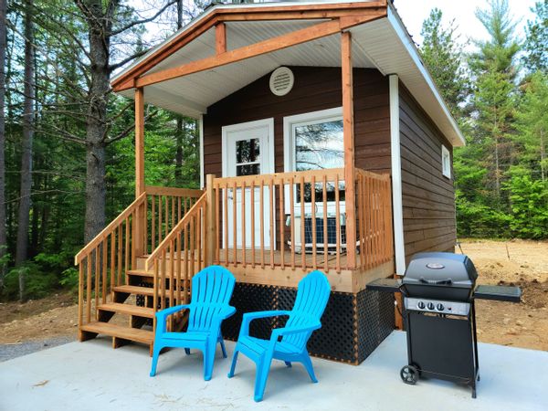 Mini chalet Le NewJersey, situé en bordure de la Rivière, voisin des minis Le Yukon et Le Montana.