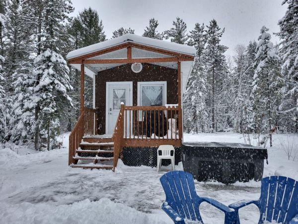 Mini chalet Le NewJersey avec spa , bord de l'eau, voisin des minis Le Yukon et Le Montana.