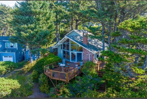 Chalet with an ocean view on Oregon’s Central Coast.