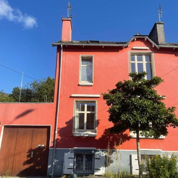 La maison de Gaelle et Sylvain :
Une jolie maison ancienne,  8 personnes,  au cœur d'un quartier vivant, aux maisons de couleurs,  à 2 pas du centre-ville