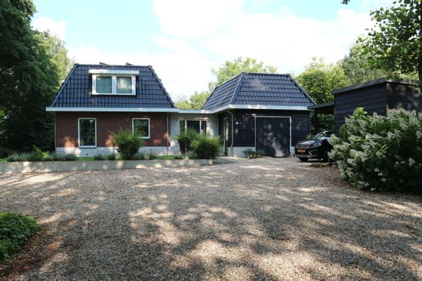 Vrijstaande woning met ruime tuin en tuinkamer