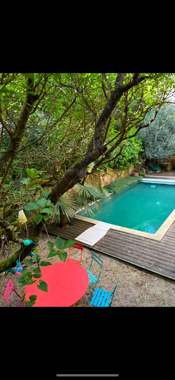 Maison mêlant charme de l’ancien et Architecture contemporaine, avec piscine , centre joli village.