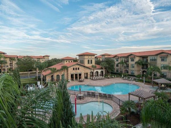 3bdrm, 3 bath, condo in elevator building in Bella Piazza, 8 miles from Disney