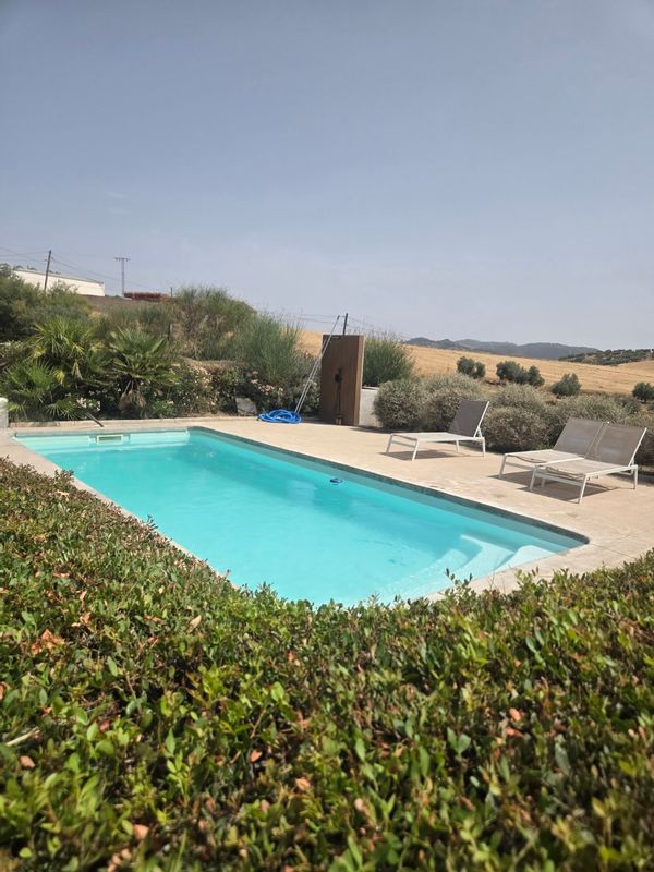 Villa en plena naturaleza con piscina privada a 25 minutos de Málaga