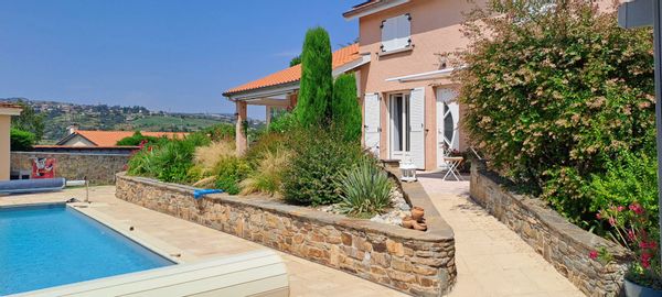 nous avons 3 chambres privées à l'étage de notre maison avec 1 sdbain et WC privé.