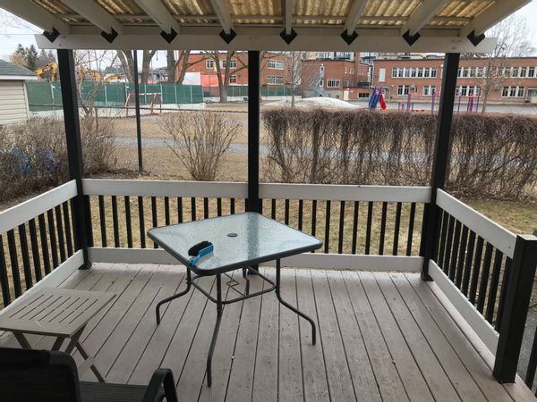 La maison de Mike, Maison a étage très bien entretenu avec grand stationnement et 2 grand balcons