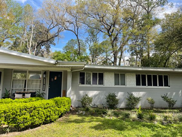 Gator House - spacious  4BR, 2 BA house great for large groups attending University Of Florida sporting events or graduation.