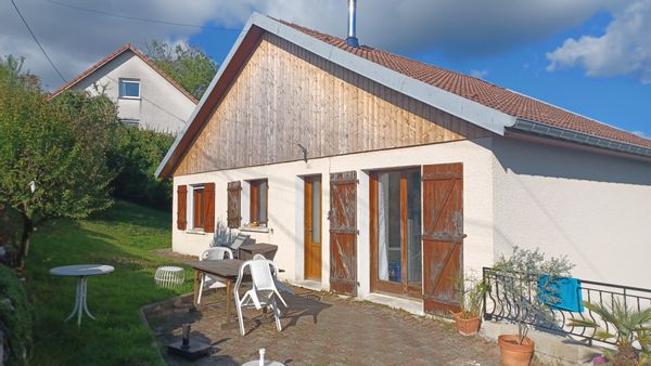 Maison située dans le village de Larnod (environ 800 habitants) en pleine campagne.