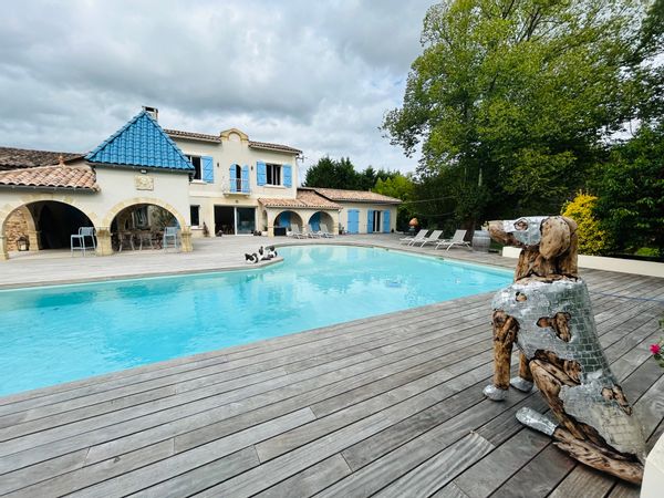 Maison  familiale de 5 chambres piscine,  1 terrain de pétanque , 1 bar d’été.
