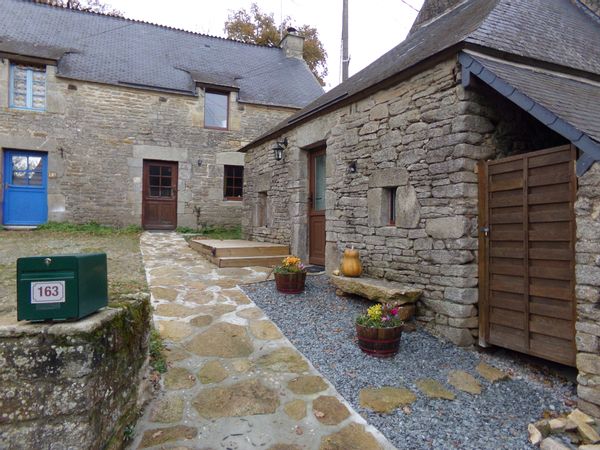 Petite maison en pierre avec joli jardin