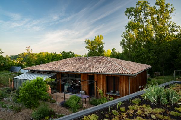 Repos et paix en maison écologique terre/paille