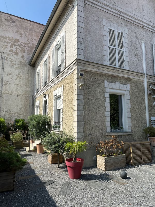 Saliou's house Maison en plein bourg à 20 m de la gare qui relie Paris gare de l est en 34 min