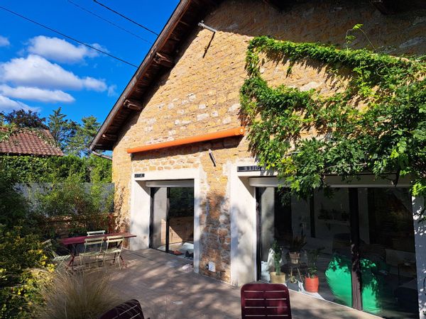 Maison en pierres dorées dans le Beaujolais