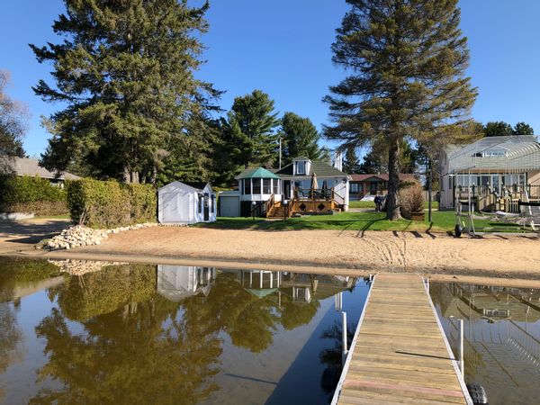 Chalet au bord du lac avec plage privée.