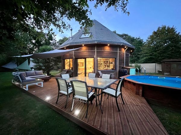 Maison ronde unique avec piscine, proche des plages et proche de Nantes