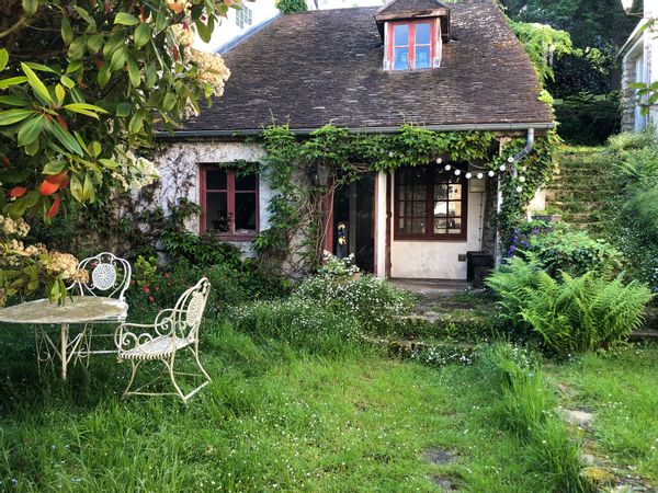 Maison de campagne calme et confortable avec jardin. Visitez Paris et Versailles en restant au vert.