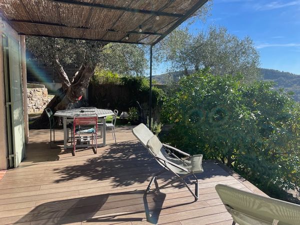 Maison lumineuse avec jardin, oliviers centenaires et une piscine dans l'arrière pays Azuréen.