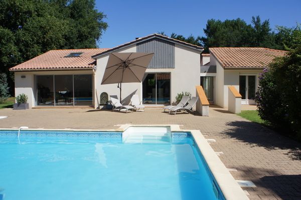 MAISON CONTEMPORAINE A LA CAMPAGNE