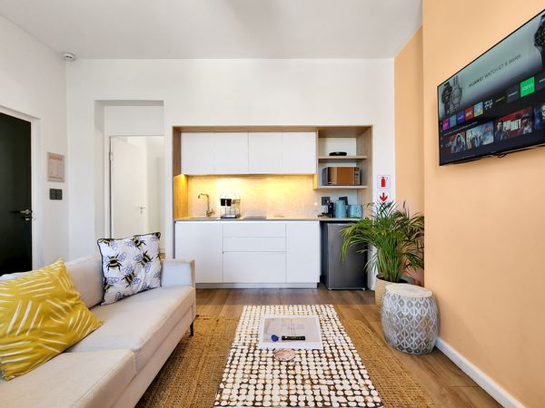 Modern 1-Bedroom Apartment in Vibrant Sea Point