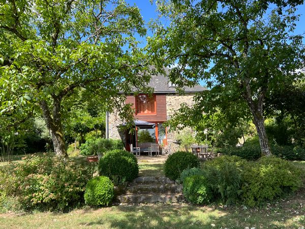 Maison contemporaine dans une ancienne grange, qui offre la tranquillité d’un grand terrain arboré.