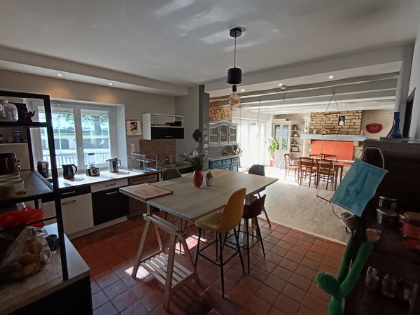 Grande maison atypique située dans le bourg de Camors dans le Morbihan.