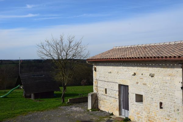 Entre Poitiers et Bordeaux : dépendance rénovée coquette et lumineuse