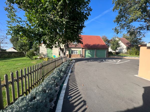 The house principal of Flo and Jess