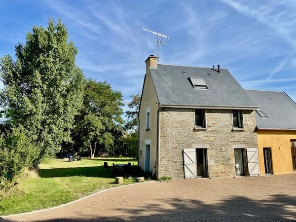 Dans une maison entourée d'espace et de verdure