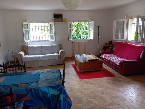 Logement Brocéliande en sous-sol, rez-de-jardin 80 m2, équipement rudimentaire.