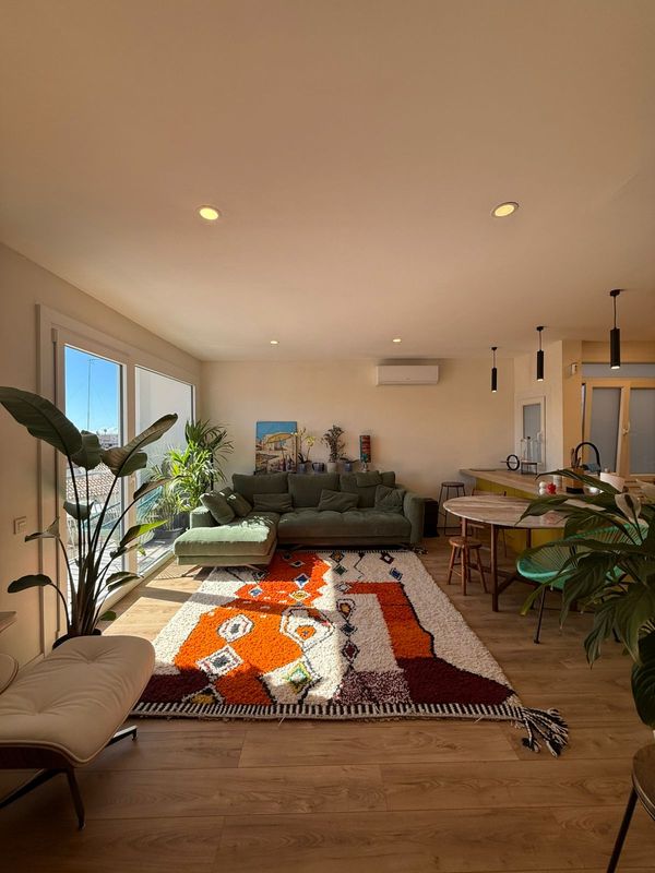 Penthouse with private terrace, sea views and local Barcelona charm