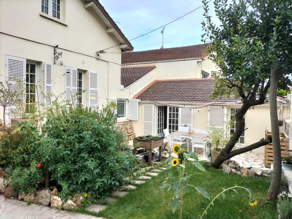 Jennifer's house