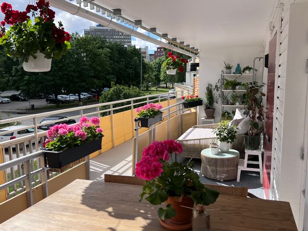 Kjell's house is close to shopping and public transport with big ( 18m2) balcony in sunny direction