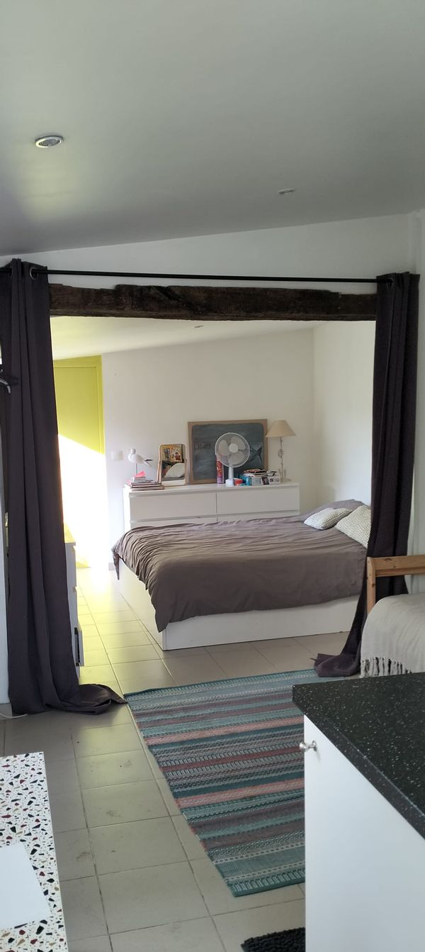 Studio très calme, indépendant, au fond d'un jardin proche Paris RER E 45 minutes voiture Disneyland