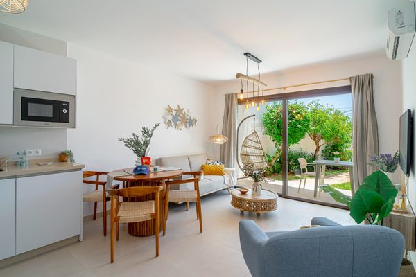 Discover Capistrano Village Boutique – Your Private Mediterranean Retreat Stay in a beautifully decorated, modern Mediterranean flat in the prestigious Capistrano Village. What makes this home truly unique is its private 40 m² south-west facing garden, perfect for sunbathing, dining al fresco, or simply relaxing in total privacy. Enjoy a peaceful bedroom with a high-quality mattress, fast WiFi, air conditioning, a sleek kitchen, and street-level access — ideal for all guests. You’ll be steps from two stunning communal pools, local shops, and just a short walk to Burriana Beach. All wrapped in the charm of Andalusian architecture and lush surroundings.