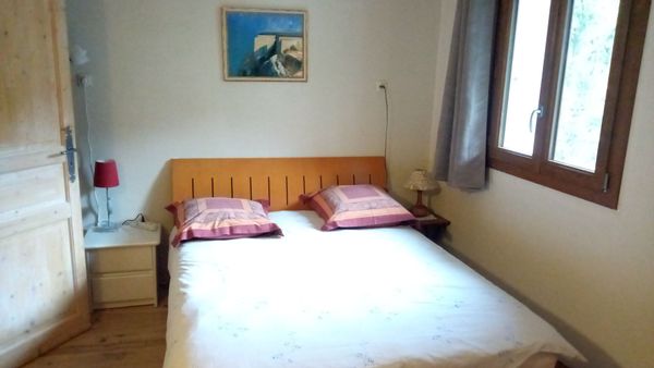 en Savoie la chambre privée de MARIE-CLAUDE avec wc et douche privés