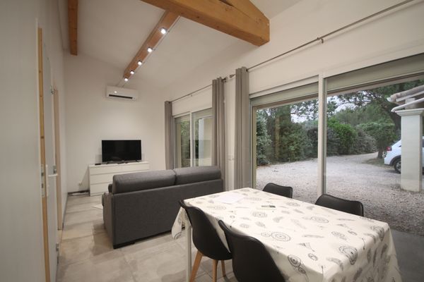 35 m2, 4 couchages avec grand jardin, parking et piscine d'Aurélie et Louis