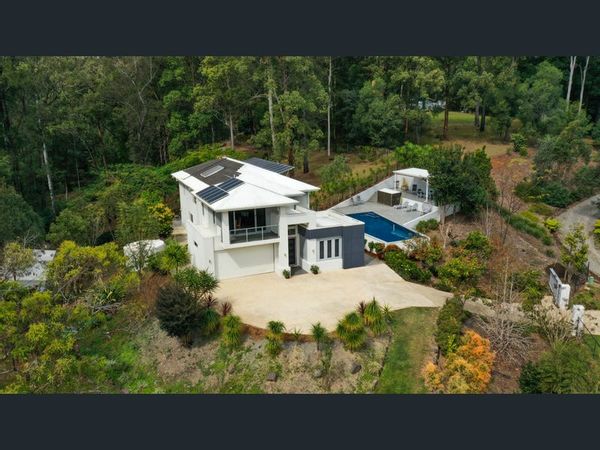 Luxurious hinterland villa with heated pool on the sunny Gold Coast, 20 mins to beaches and theme parks