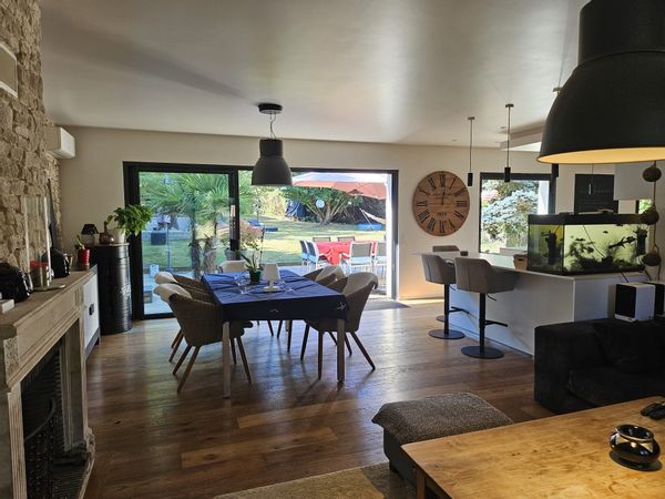 Maison dans un écrin de verdure mais proche de Paris et du chateau de Versailles.