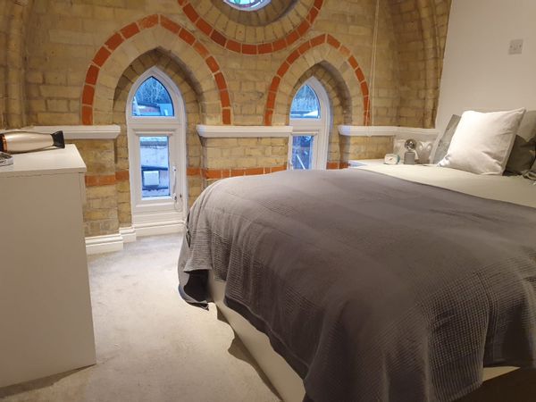 One Bed Apartment in Chertsey - Pets Welcome - 30 Mins to London Waterloo and Heathrow Airport