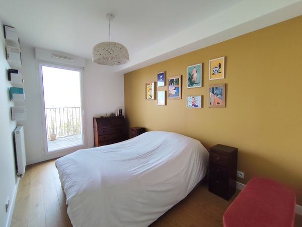 La chambre privée d'Angela et Laure dans un appartement chaleureux au pied du métro.