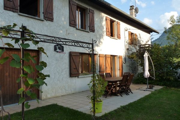 Très jolie maison en pierre dans un écrin de verdure!