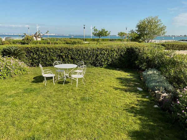 Appartement en 1ere ligne face à la mer 180 degrés. Endroit très calme et confort, idéal 2 pers.