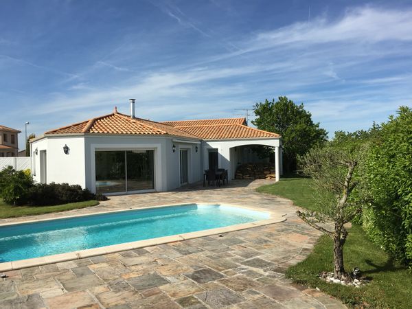 Belle maison avec piscine et 1200 m2 de jardin proche du Puy du fou et des châteaux de la Loire