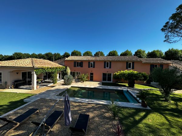 Mas des cremades de 300m2 sur un jardin de 2000m2 avec piscine chauffée