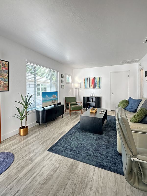Safe, Private, Clean 1 BR/1 BA East Sacramento Duplex Unit. Walk to Trader Joe's and Starbucks.
