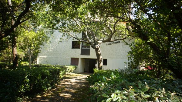 Appartement dans un parc arboré à 10mn à pied de la plage