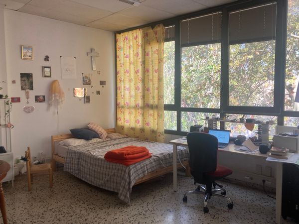 Carla's private room