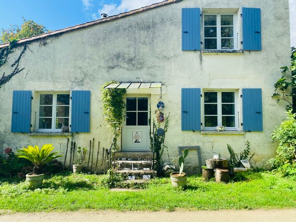 Ma maison typique du marais poitevin au bord de l’eau à 10 min à pied du centre ville