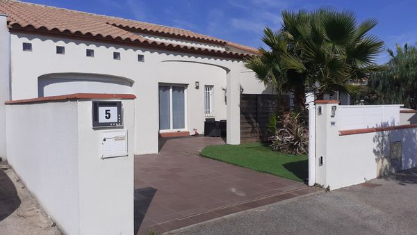 La maison de Francisco  elle   se situe   dans une impasse     a   Perpignan   dans  un quartier commercant  ou se trouve  a proximite  immediate  de 2 restaurant     2 boulungerie   1  charcuterie centre commercial   lidl   et decathlon     a   18km de la plage   canet en roussillion  66410  et 1h de la montagne   des pyrennees     mont canigou  2700m.