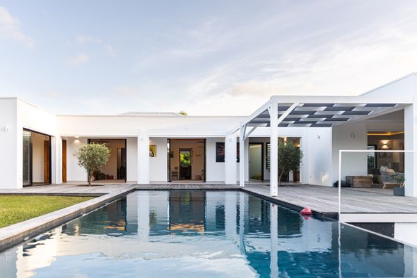 Villa contemporaine avec piscine à débordement, calme absolu, 6 min plages de Saint-François.